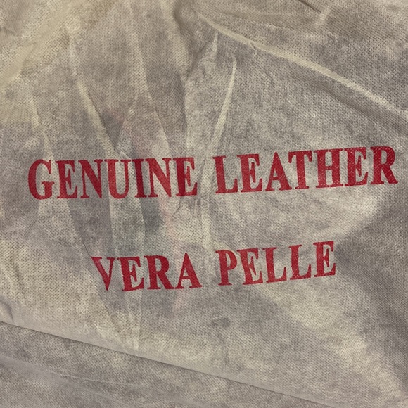 GORGEOUS Italian Leather red travel bag 🧳 - Picture 10 of 10